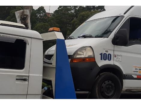 Reboque na Avenida Cônego José Salomon